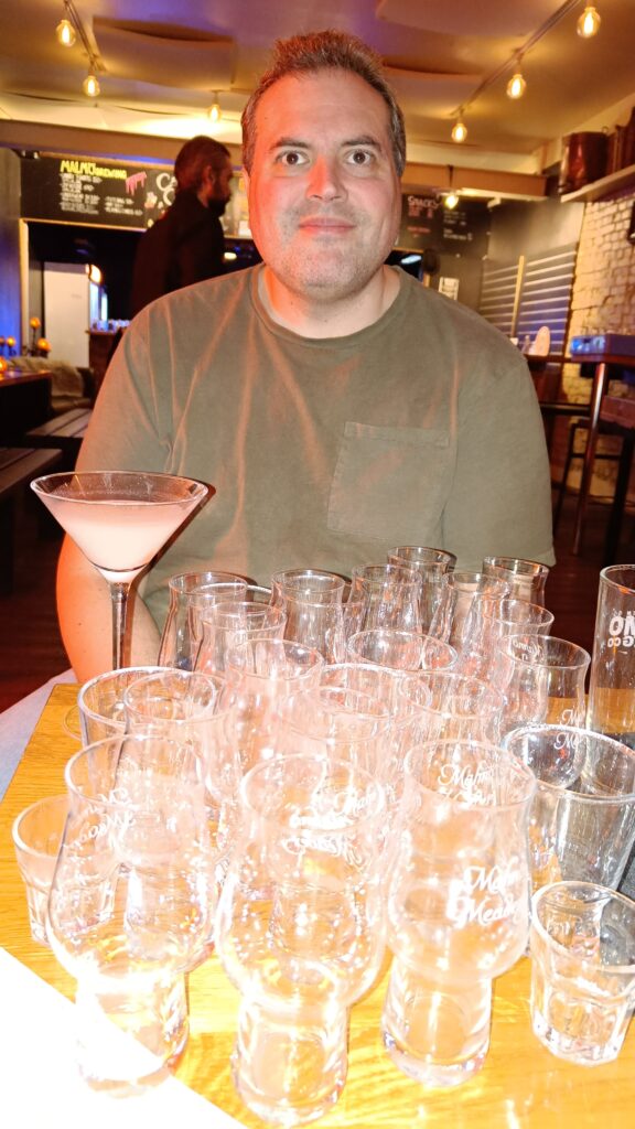 Markus bakom en massa tomma provningsglas.