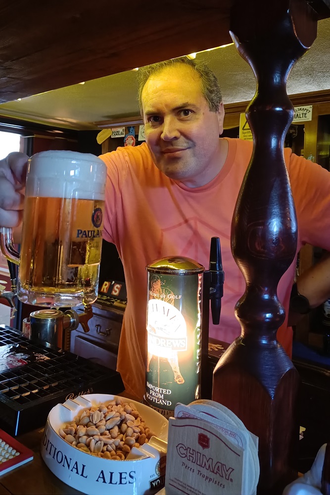 Bartender Markus serverar öl i baren.