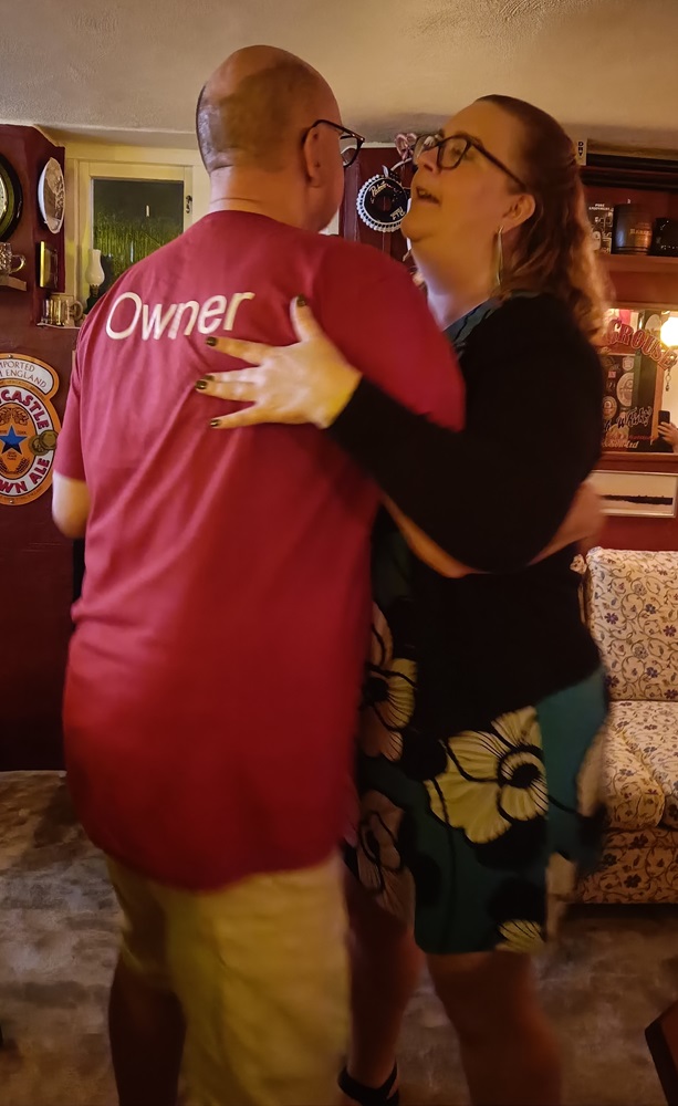 Per och Jenny tar en svängom i puben till Frank Sinatra.