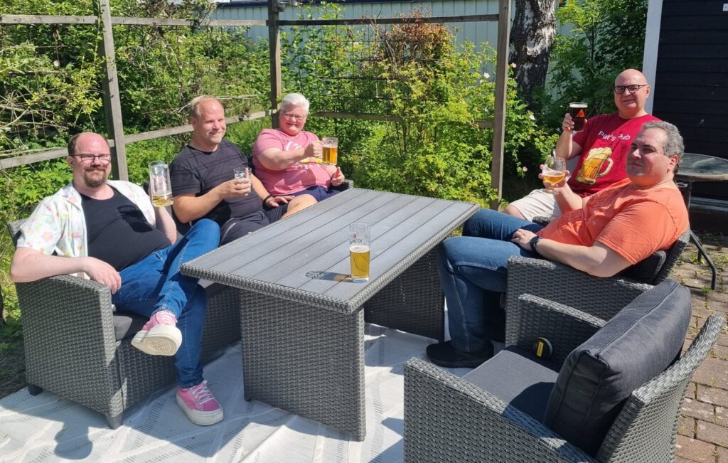 Hela gänget är samlat i solen och skålar.