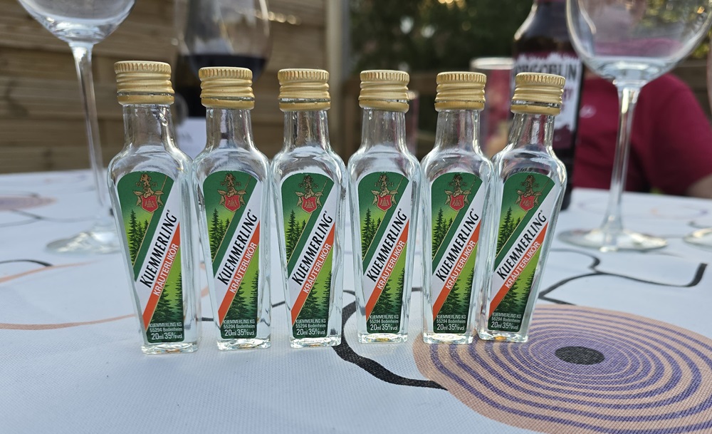 Uppradade små Kümmerlingflaskor.
