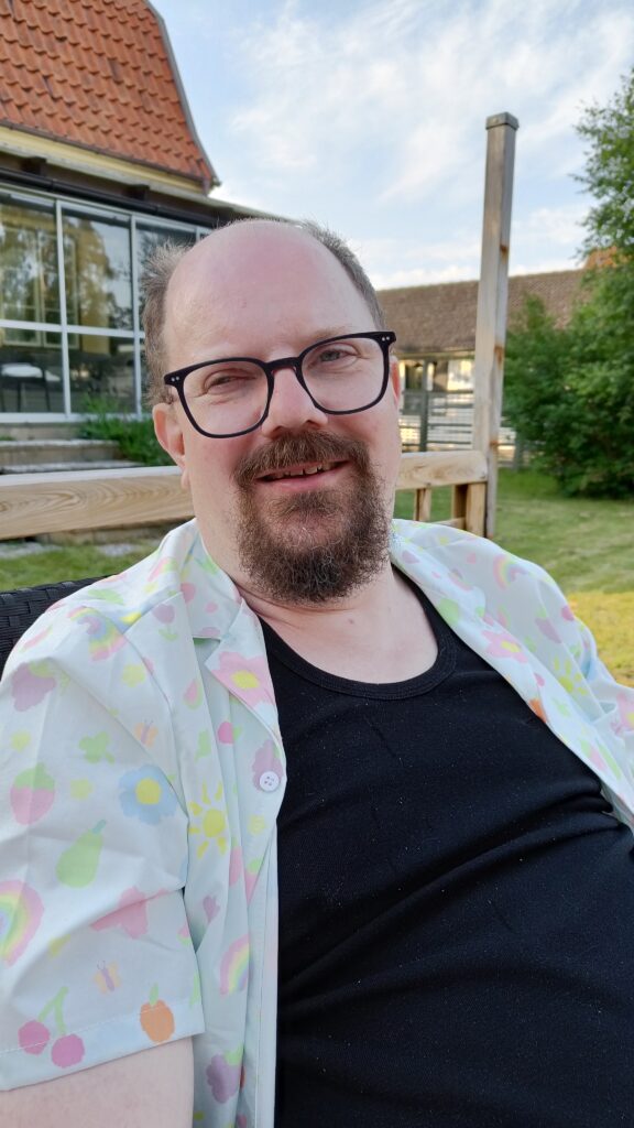 Oscar sitter och smälter maten.