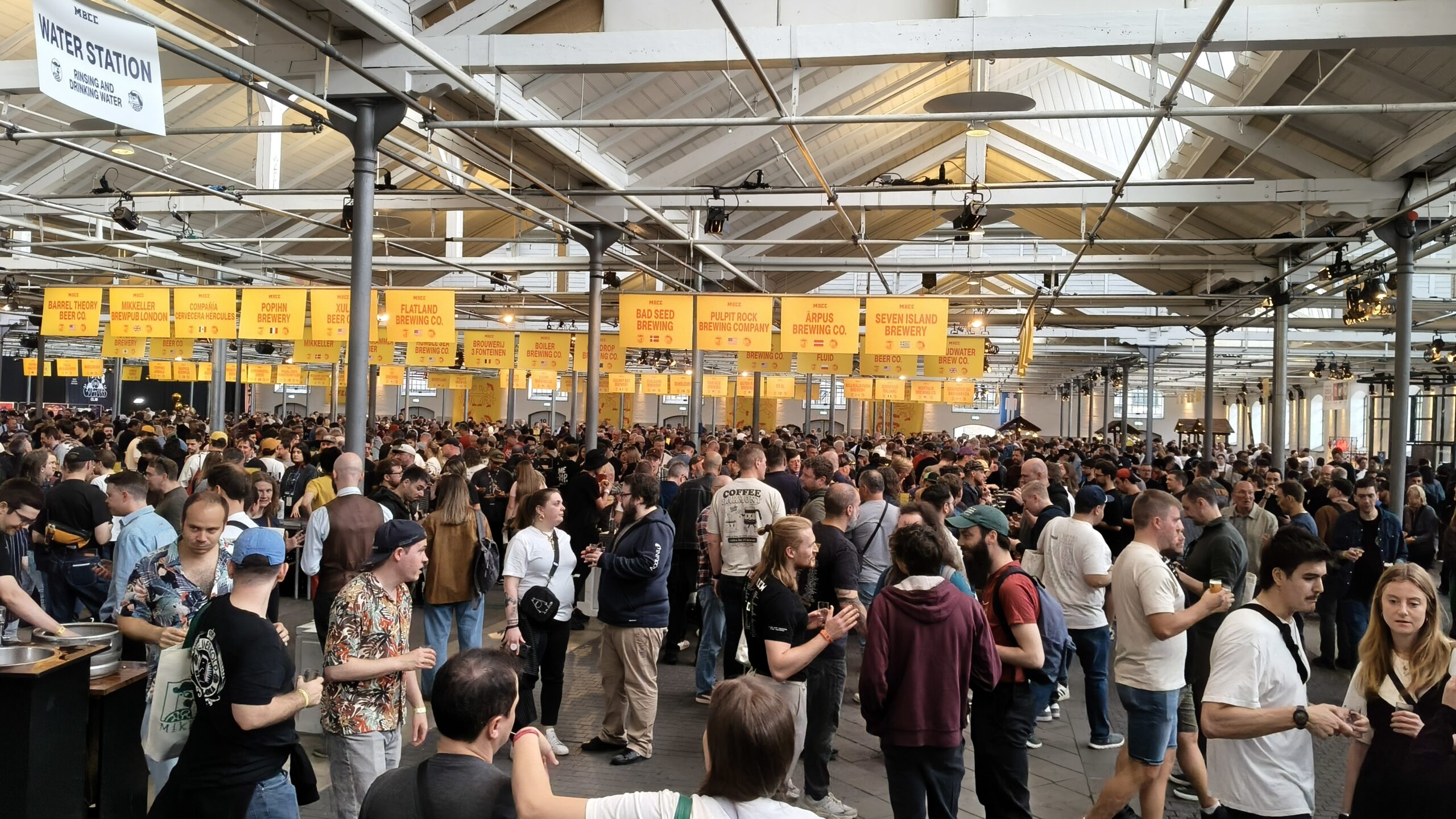 Øksnehallen med glada besökare och många bryggerier